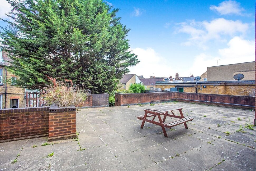 Flat Queen's Place in Watford