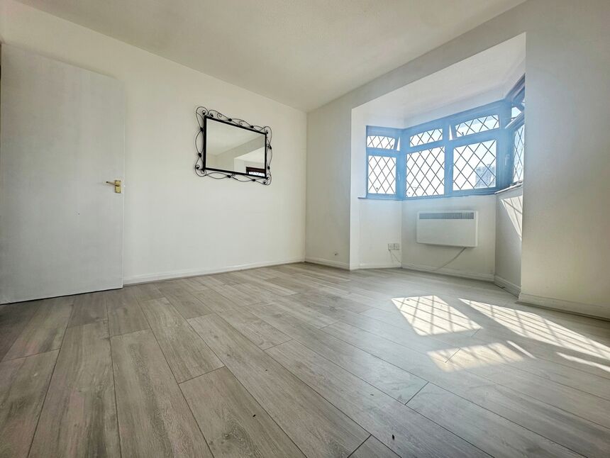 Flat Queen's Place in Watford
