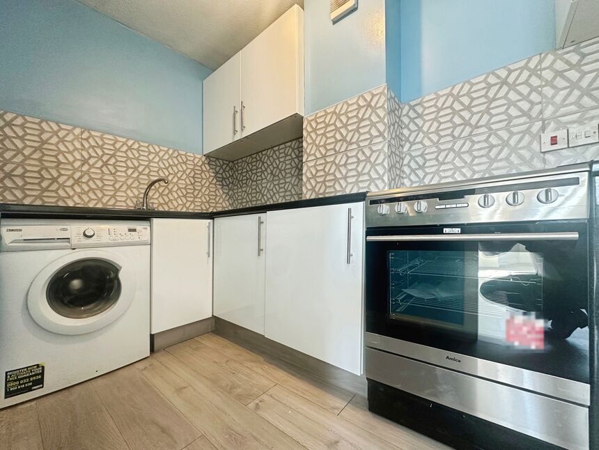 Flat Queen's Place in Watford