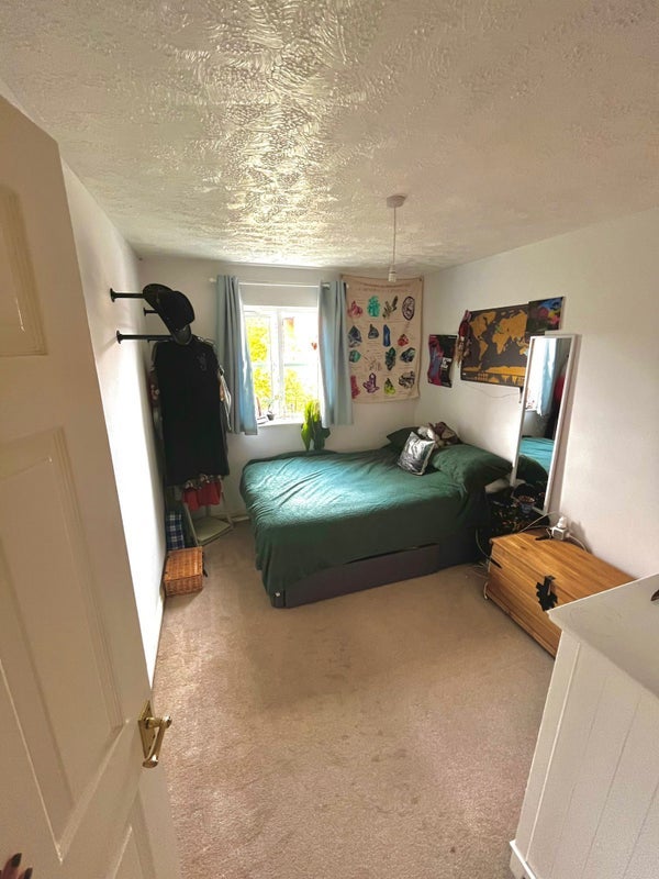 Flat Olive Road in Greater London