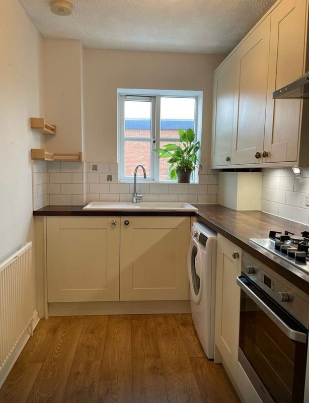 Flat Olive Road in Greater London