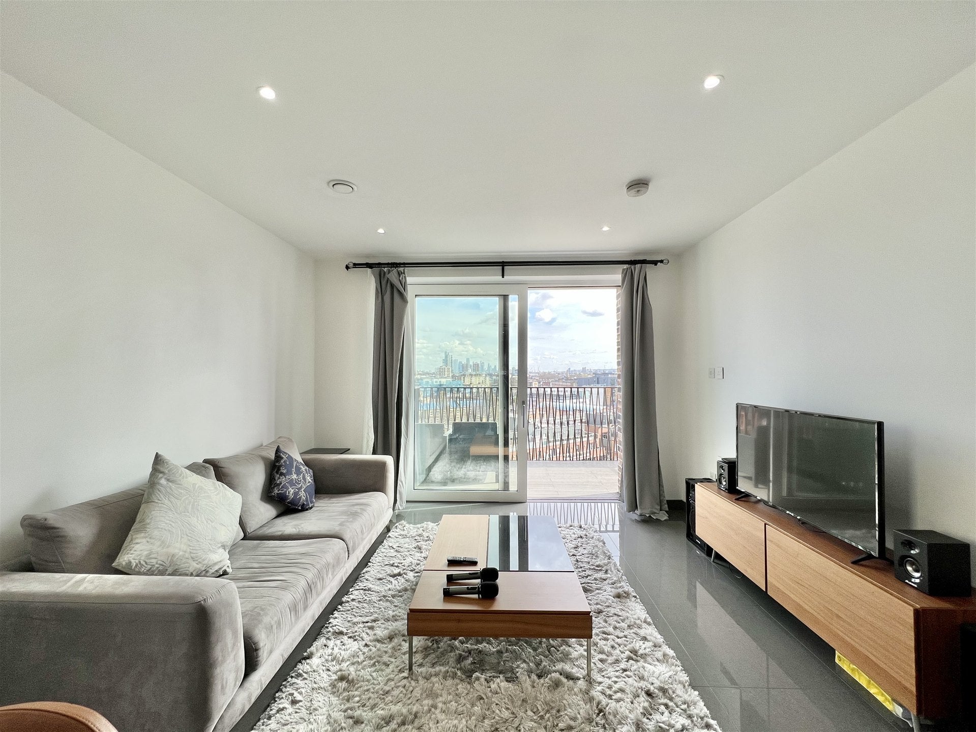 Flat Blackfriars Road in Greater London