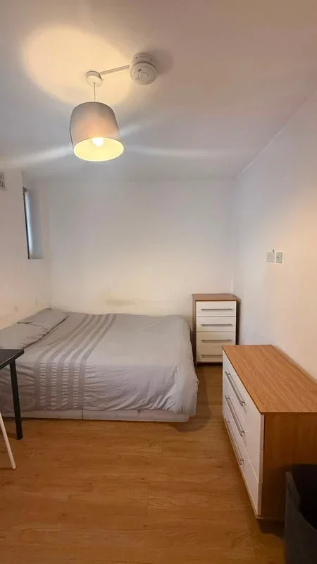 Room Chadbourn Street in Greater London