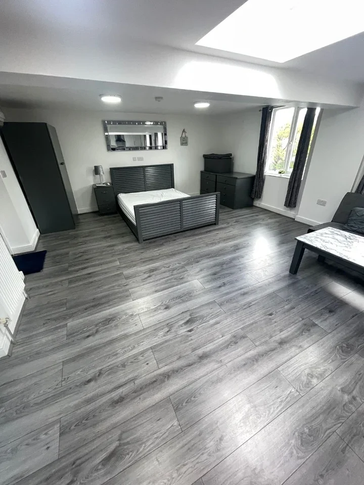Flat Burleys Way in Leicester