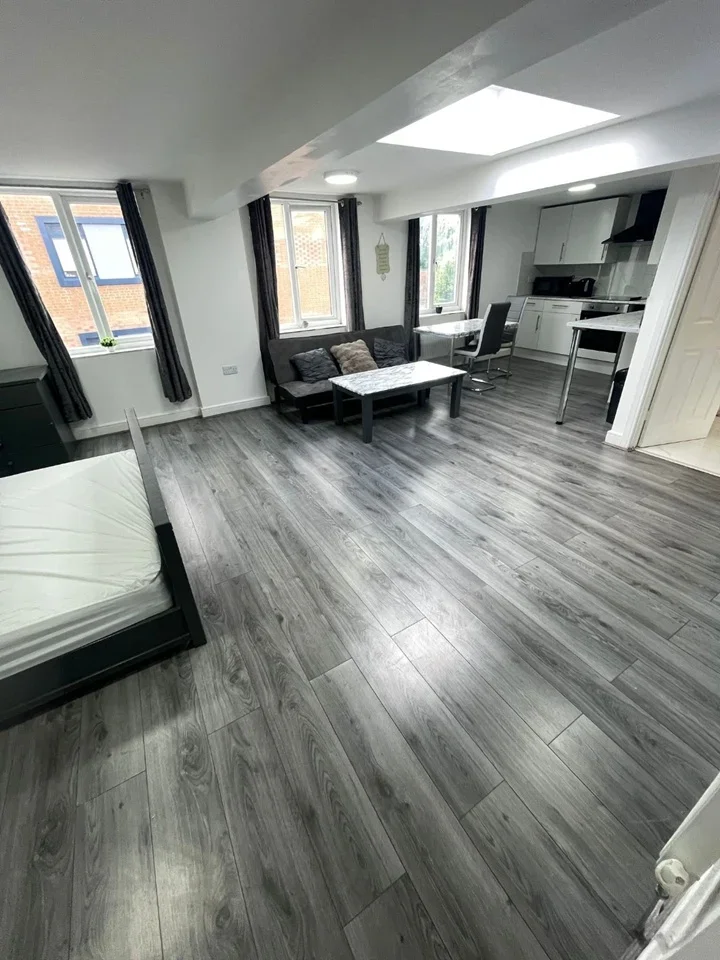 Flat Burleys Way in Leicester