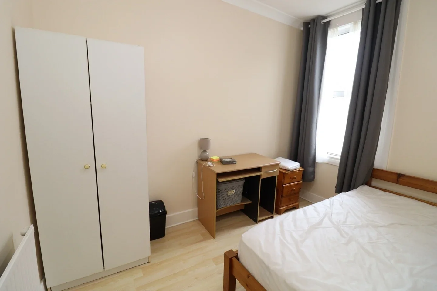 Room Connaught Road in Greater London