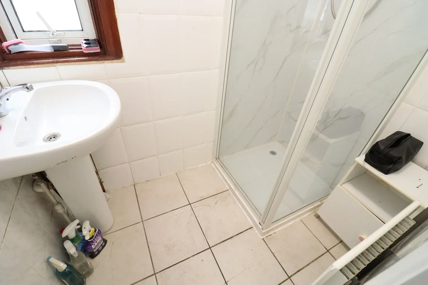 Room Connaught Road in Greater London