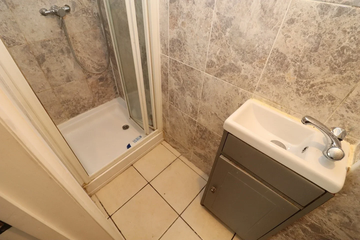 Room Connaught Road in Greater London