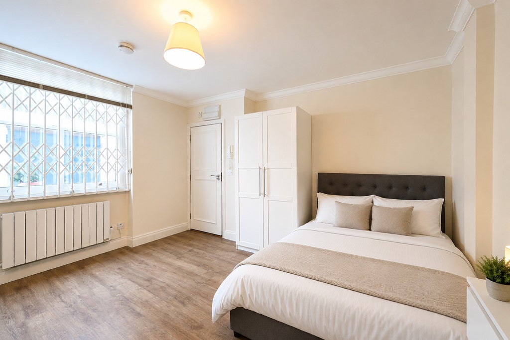 Flat Wells Road in Greater London