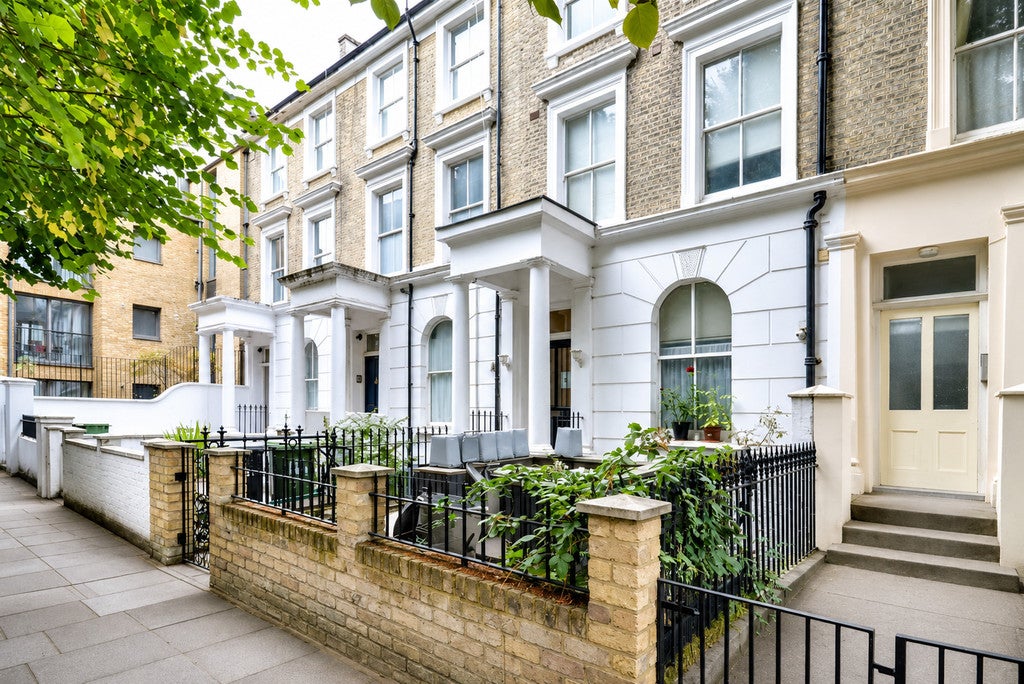 Flat Wells Road in Greater London