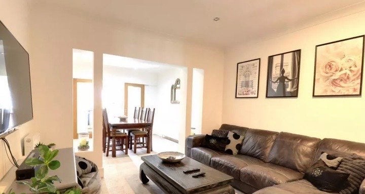 Room St Bernards Road in Slough