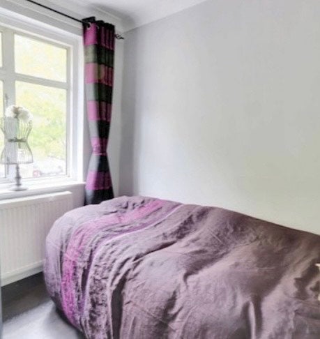 Room St Bernards Road in Slough