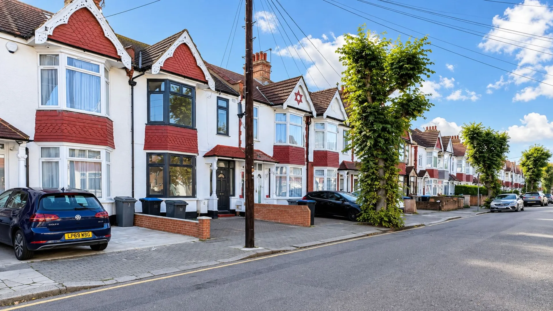 House Waverley Avenue in Greater London