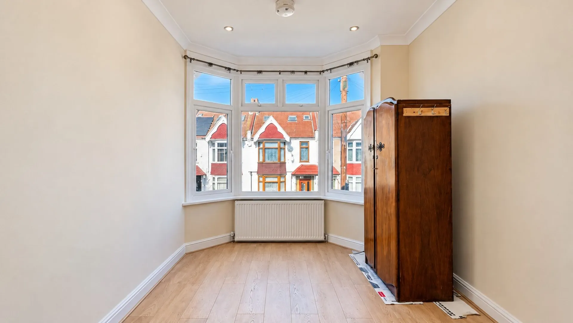 House Waverley Avenue in Greater London