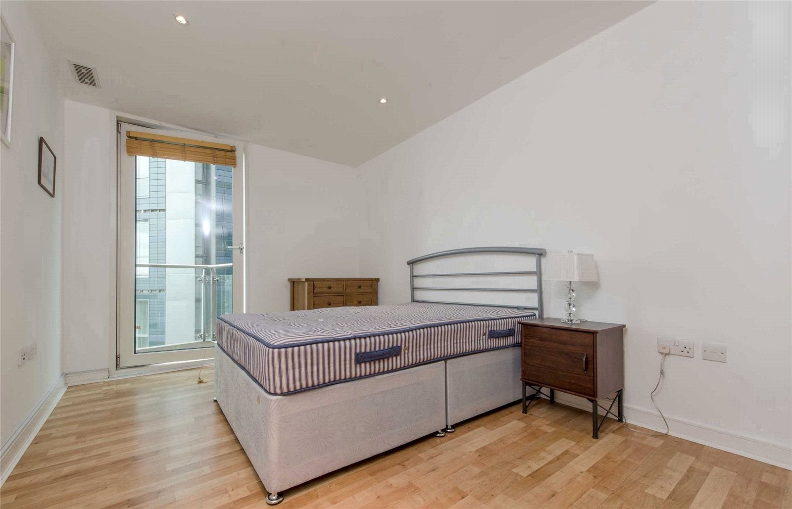 Flat Albert Embankment in Greater London