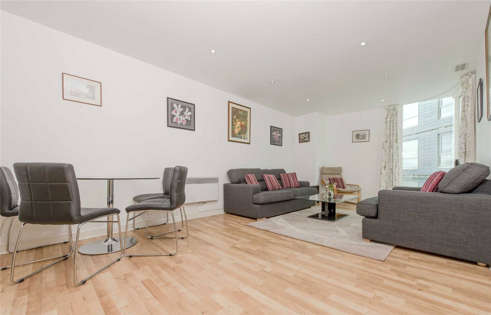 Flat Albert Embankment in Greater London