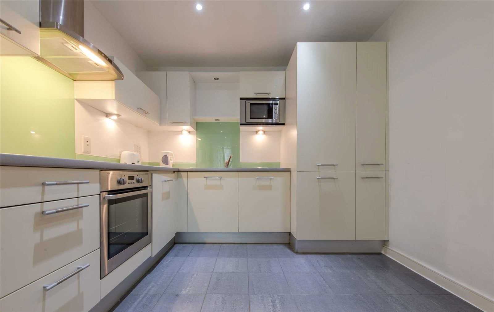 Flat Albert Embankment in Greater London