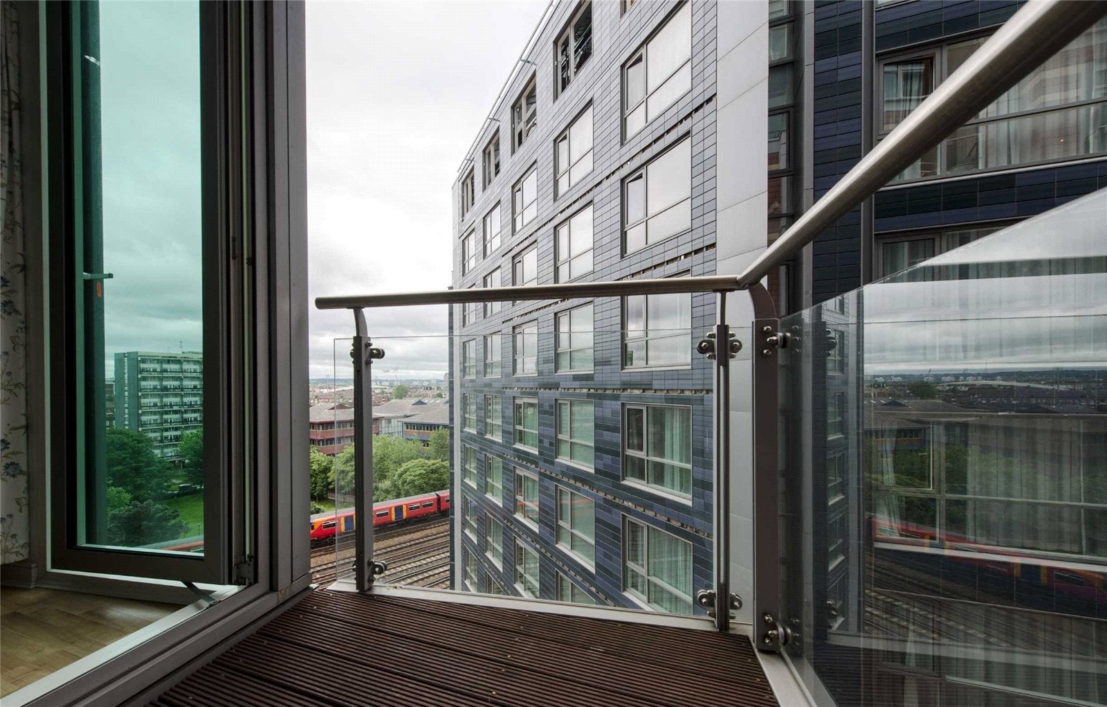 Flat Albert Embankment in Greater London