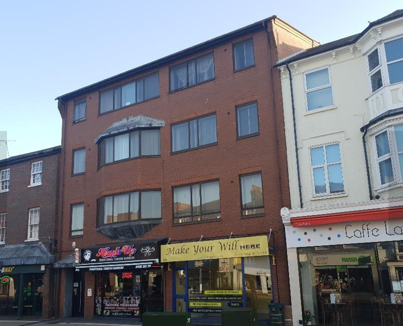 Flat Elanor's Cross Shopping Precinct in Dunstable