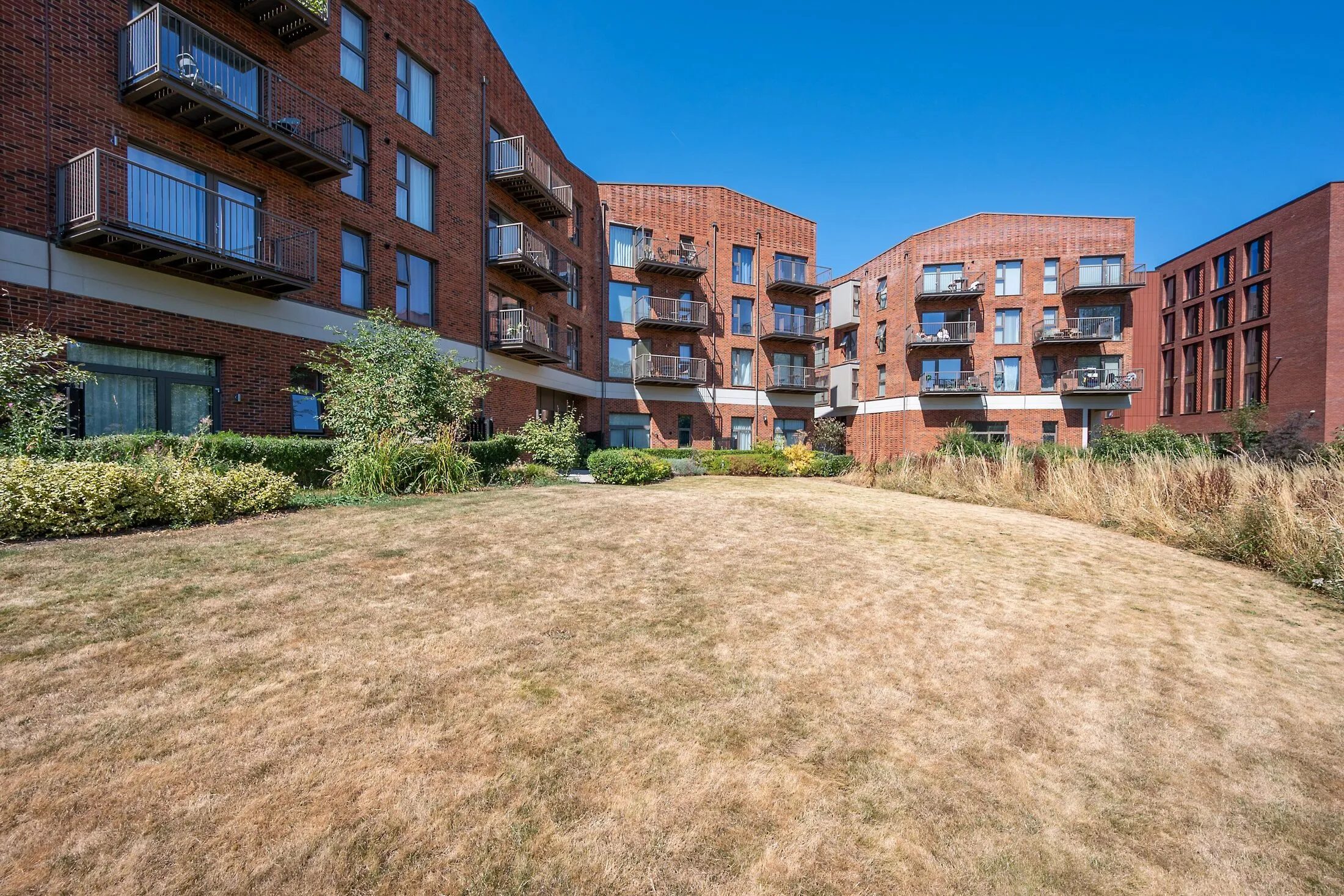 Flat Walnut Tree Close in Guildford