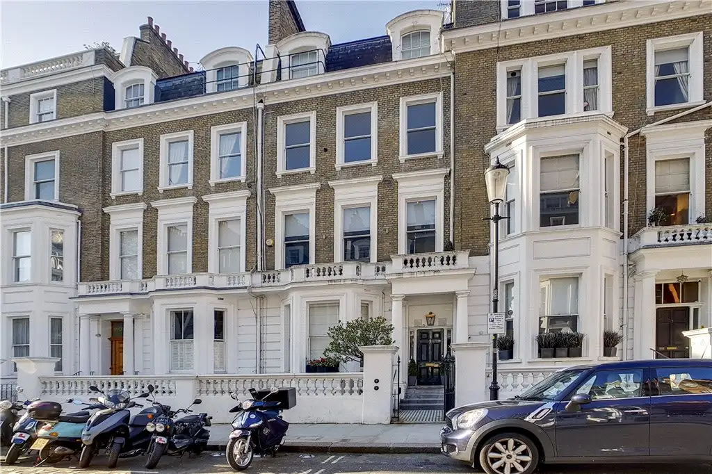 Flat Bina Gardens in Greater London