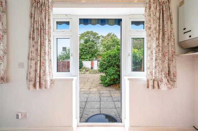 Room Windermere Avenue in Greater London