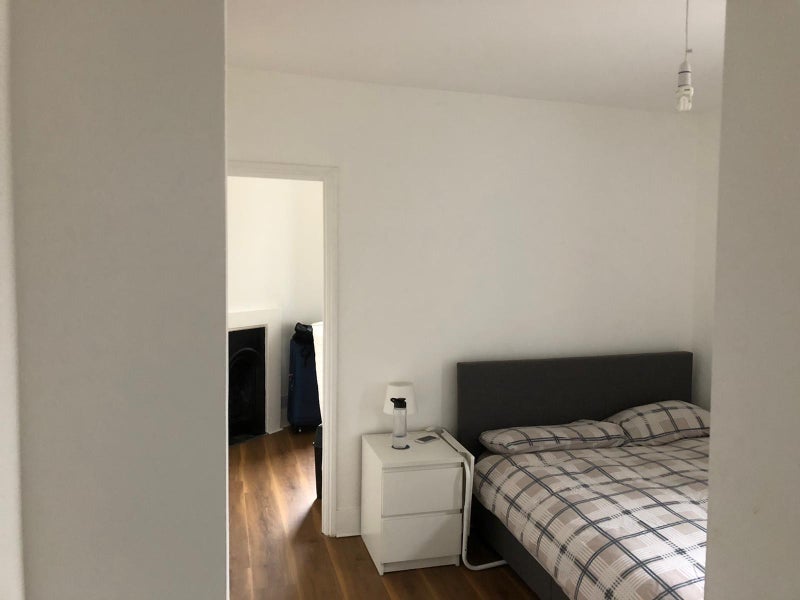 Room Lausanne Road in Greater London