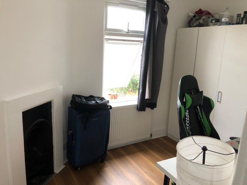 Room Lausanne Road in Greater London