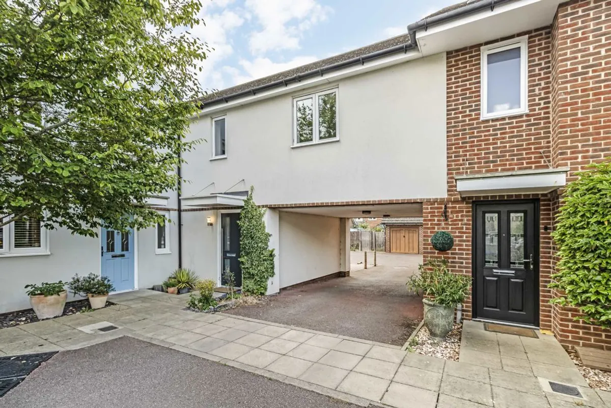 House Chandlers Close in Elmbridge