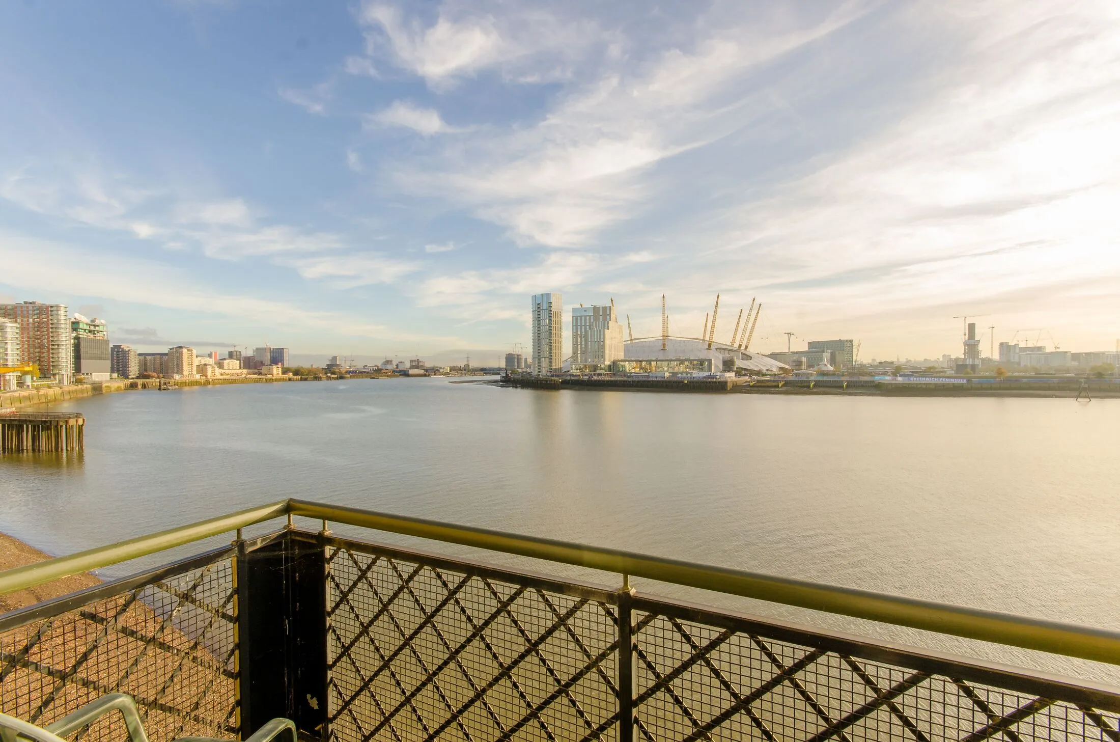 Flat Cold Harbour in Greater London