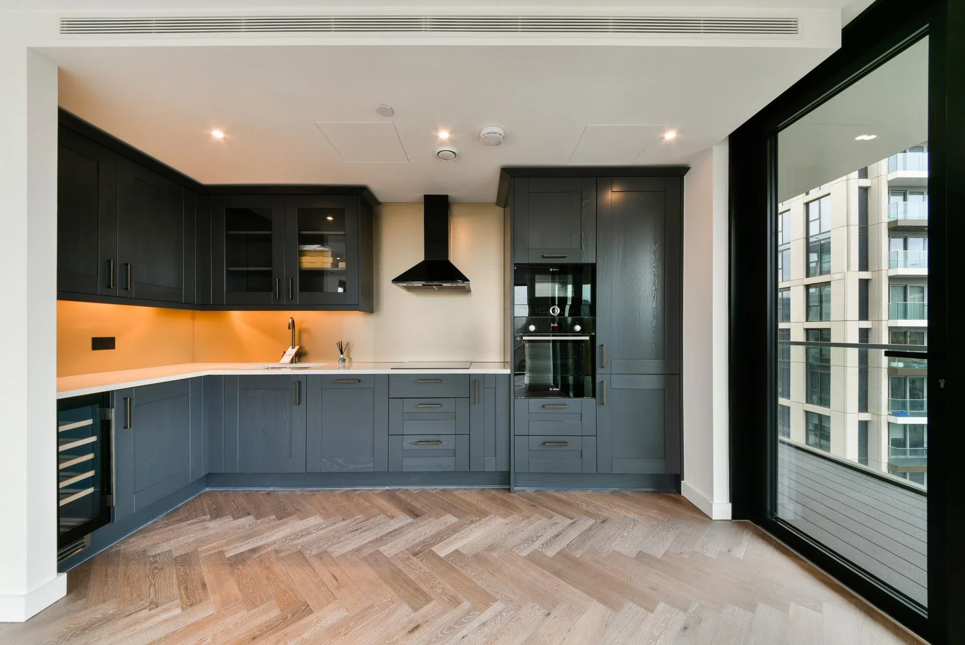 Flat Asher Way in Greater London