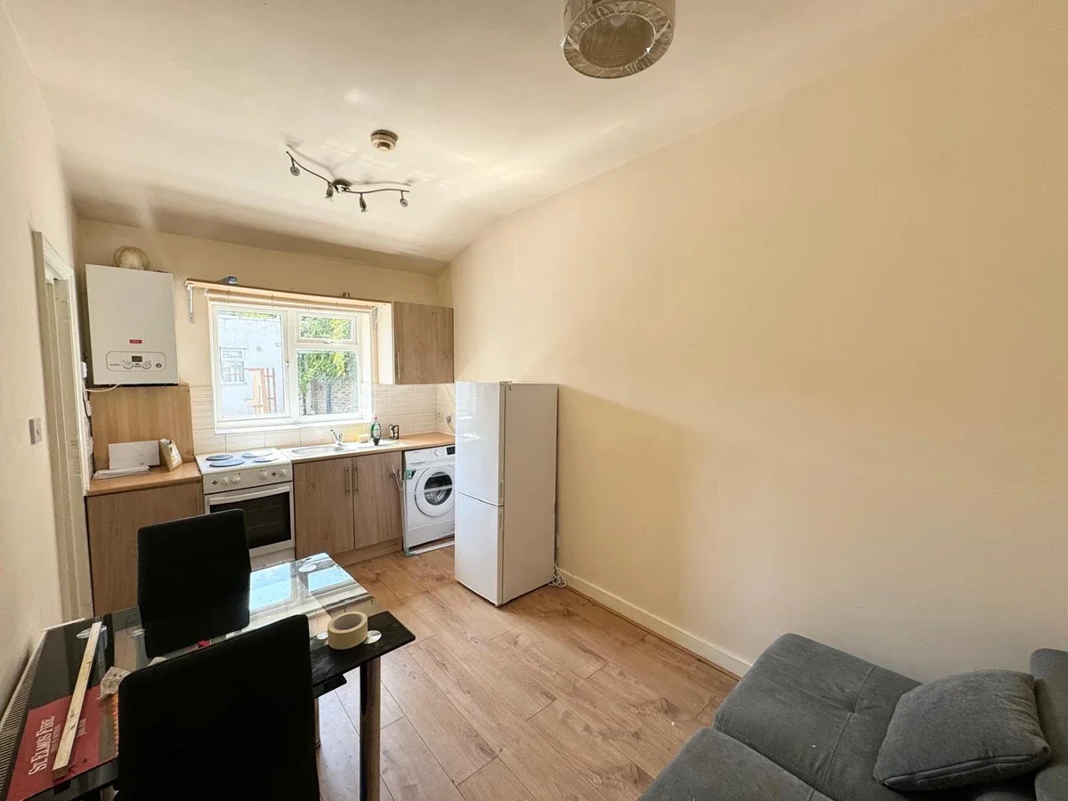 Flat Hendon Lane in Greater London