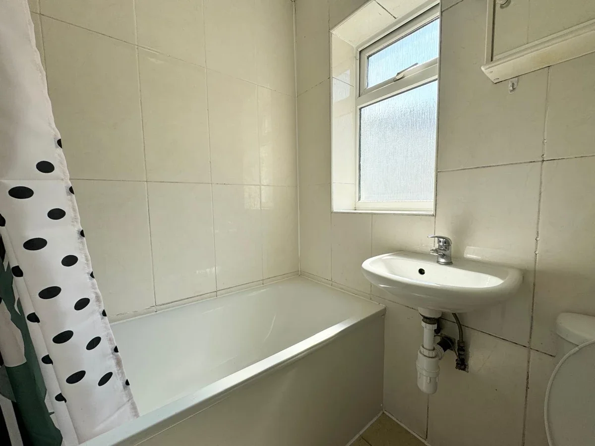 Flat Hendon Lane in Greater London
