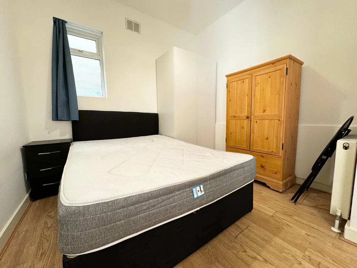 Flat Hendon Lane in Greater London