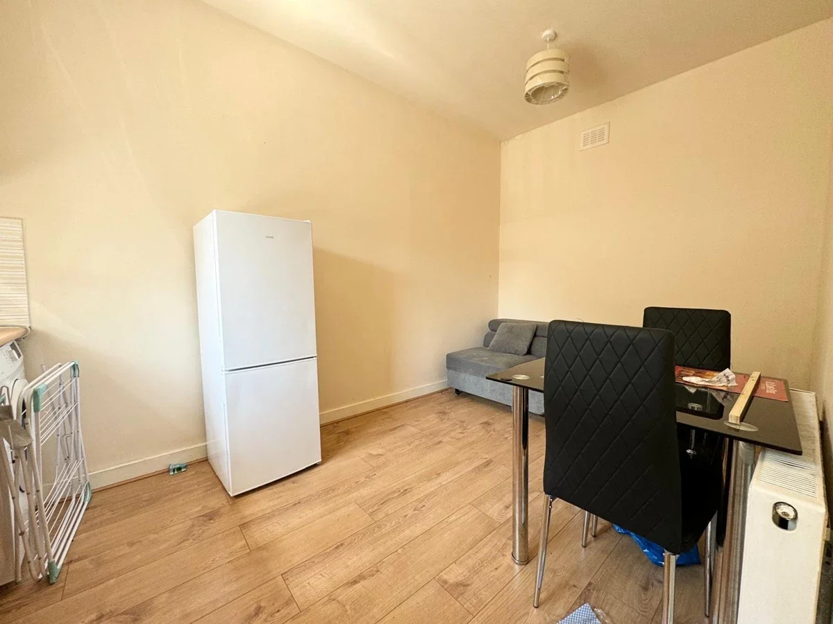 Flat Hendon Lane in Greater London