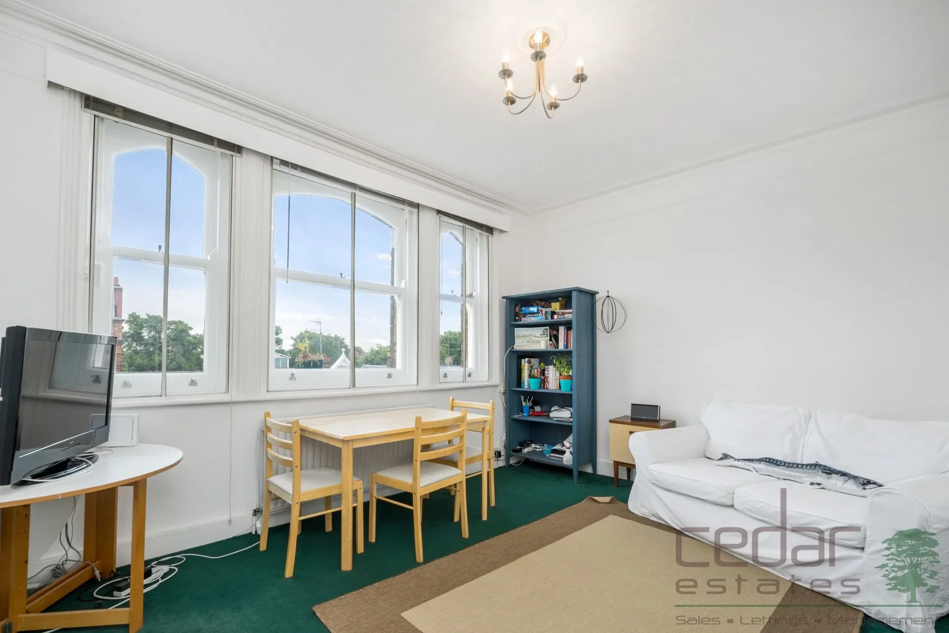 Flat Woodchurch Road in Greater London
