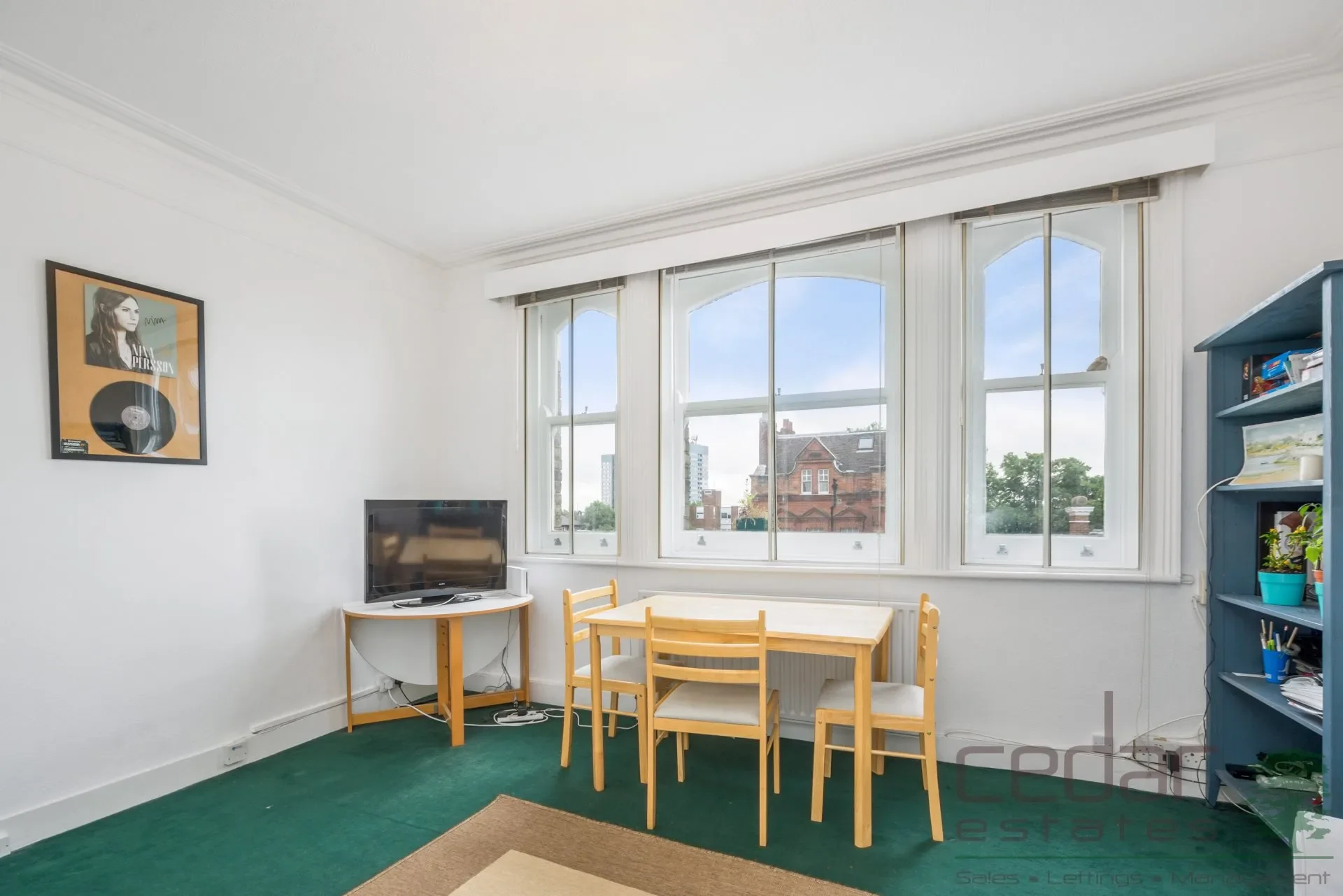 Flat Woodchurch Road in Greater London