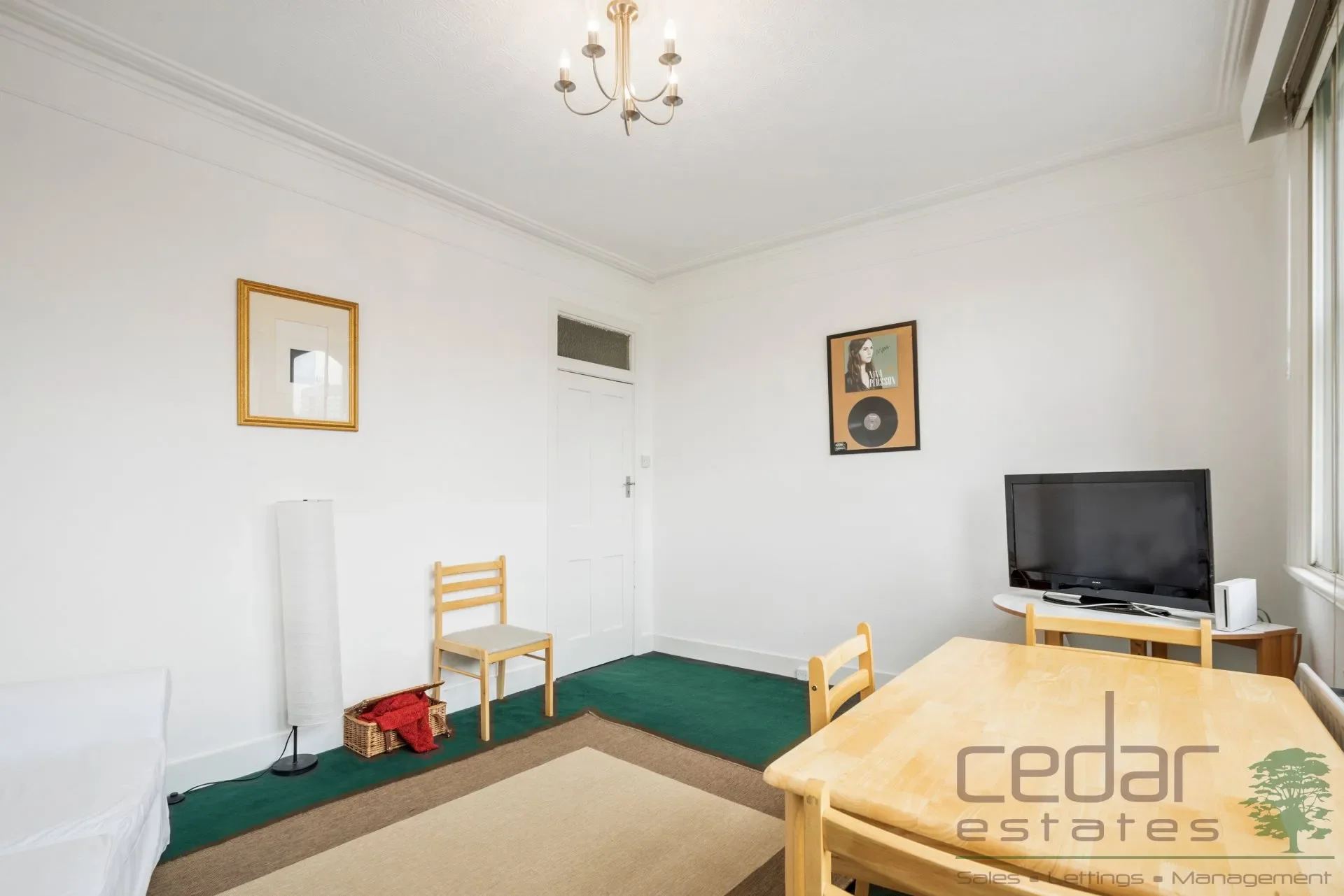 Flat Woodchurch Road in Greater London
