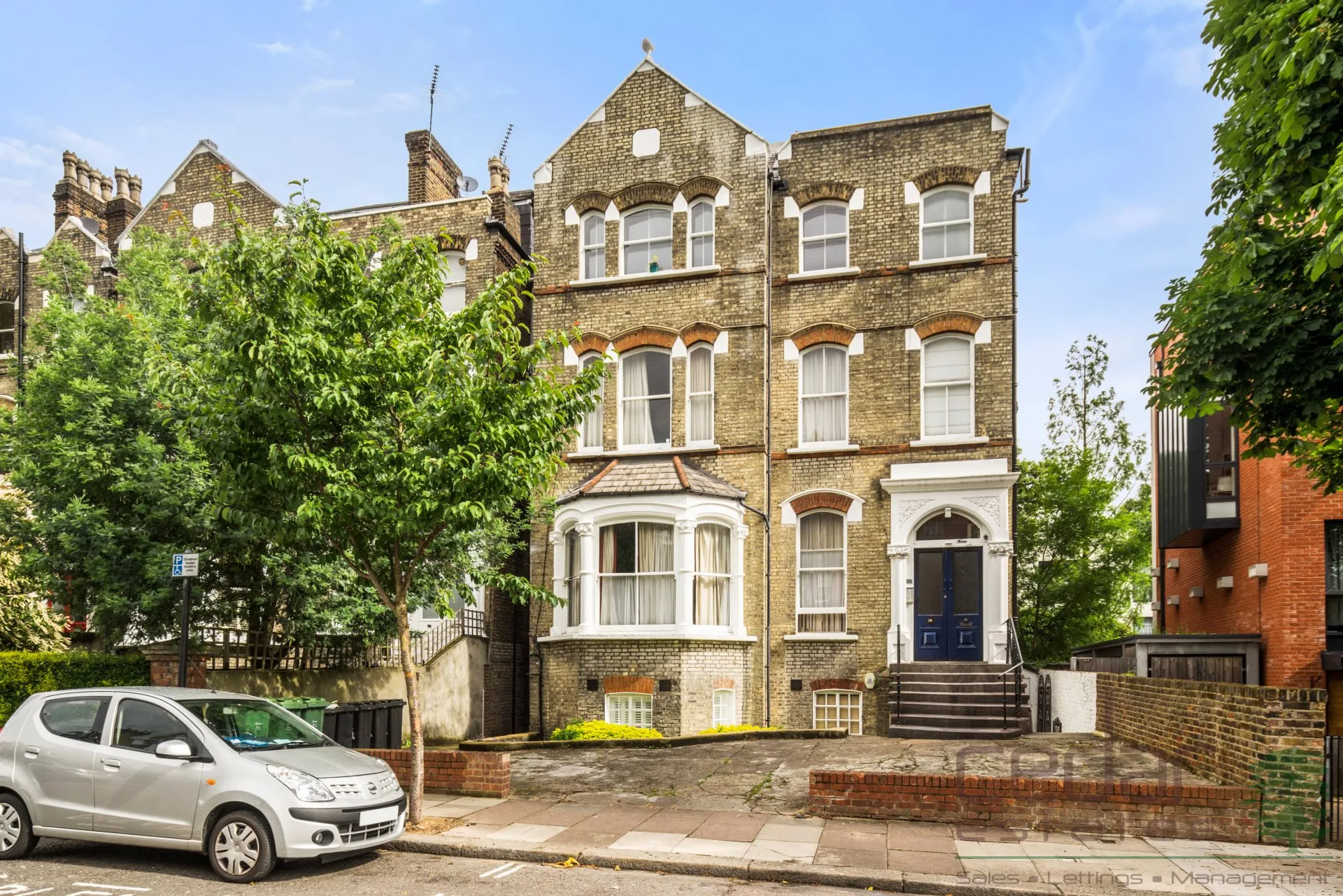 Flat Woodchurch Road in Greater London