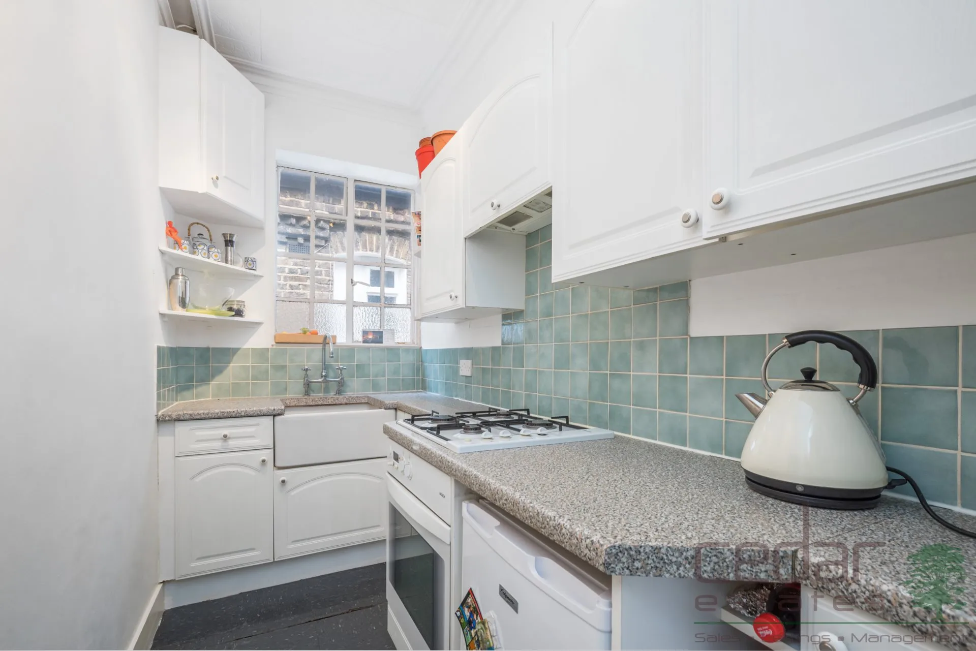 Flat Woodchurch Road in Greater London