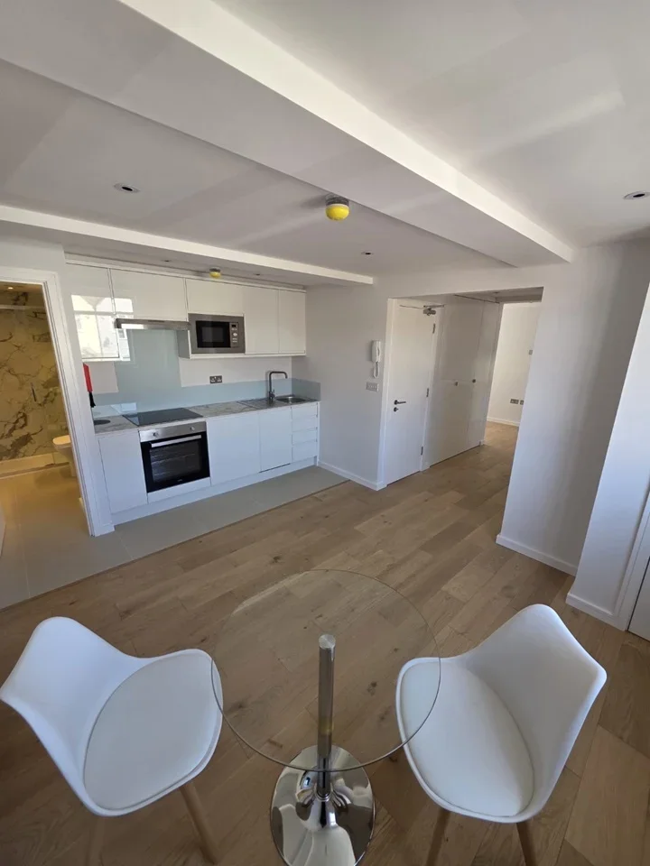 Flat Swan Way in Greater London