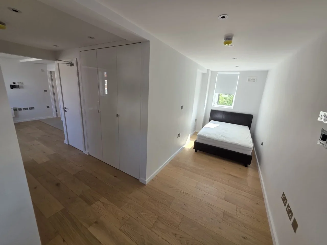 Flat Swan Way in Greater London