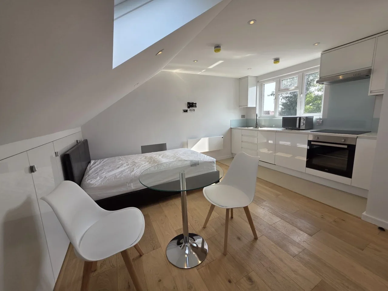 Flat Swan Way in Greater London