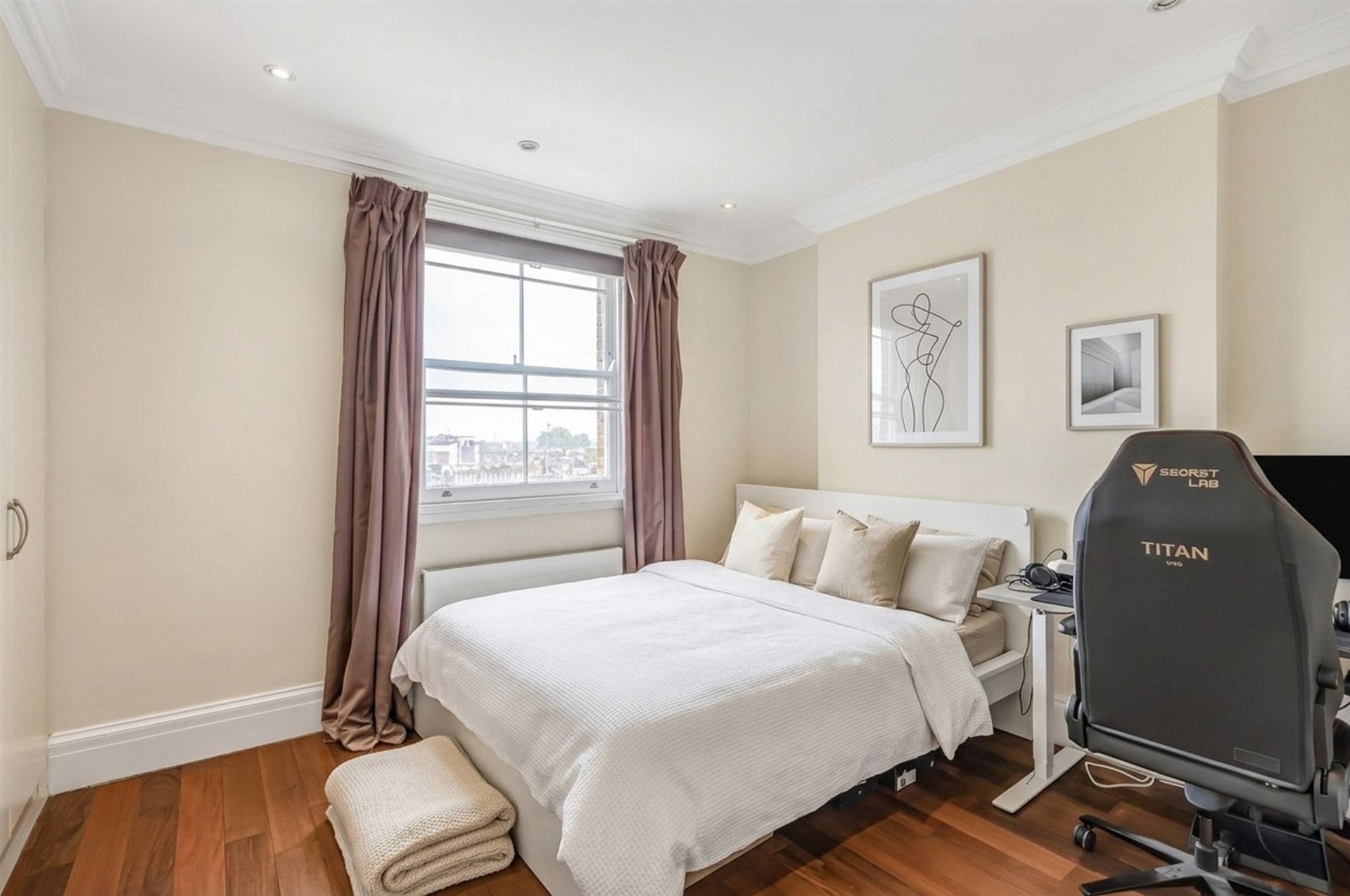 Flat Campden Hill Gardens in Greater London