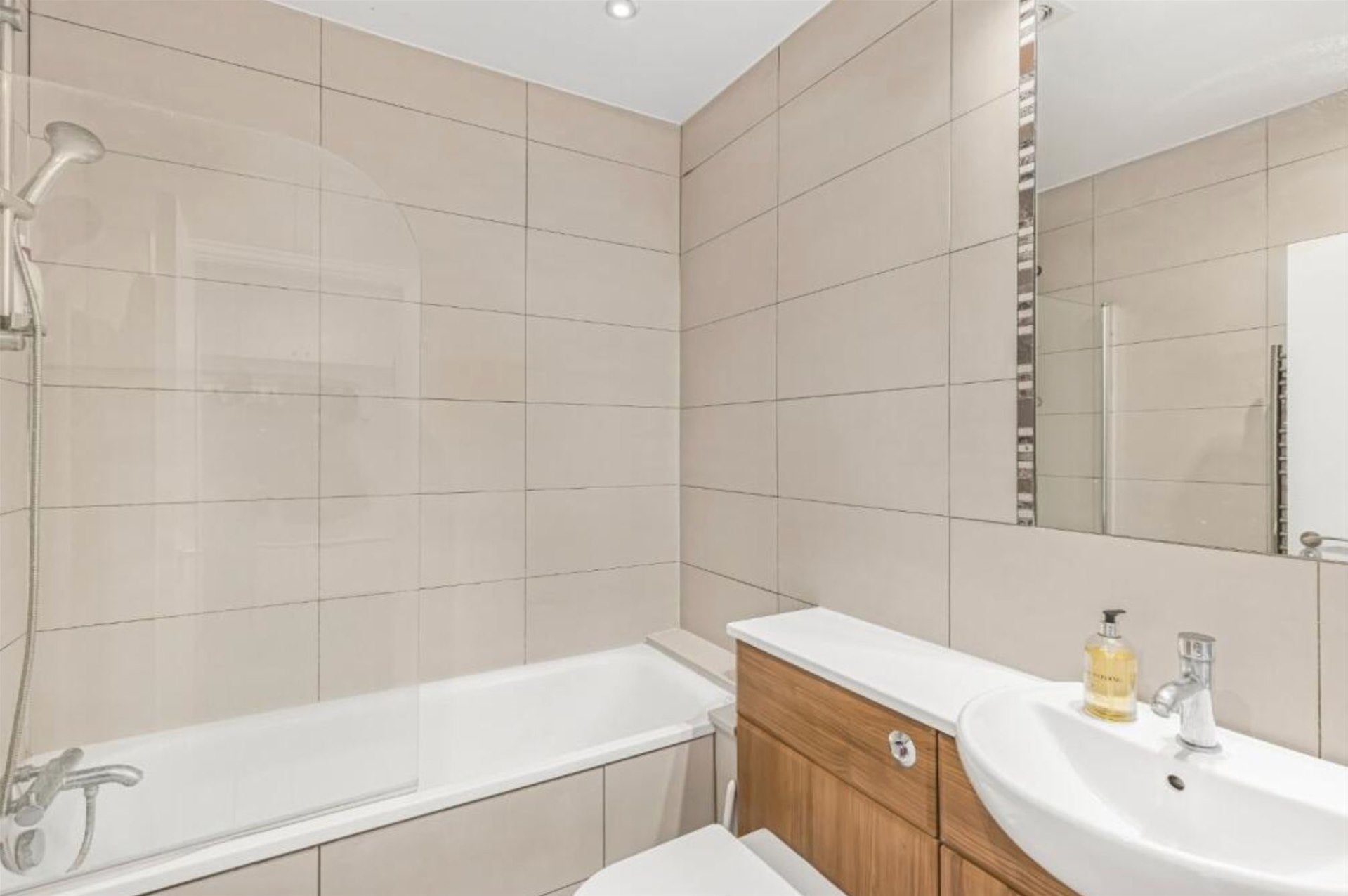 Flat Campden Hill Gardens in Greater London