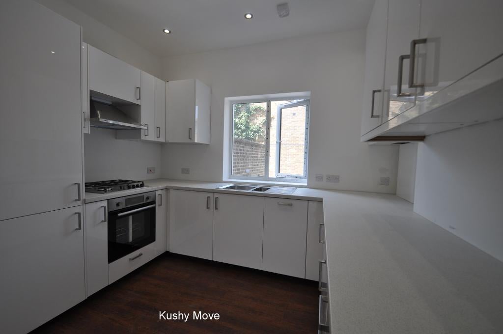 Flat Clapham Road in Greater London