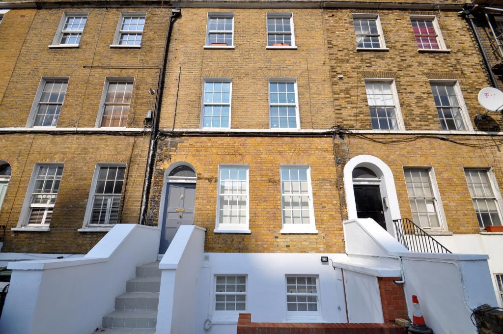 Flat Clapham Road in Greater London