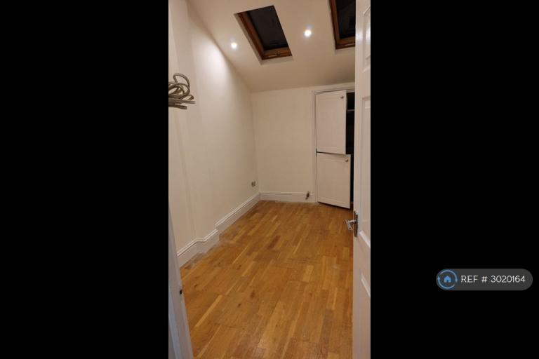 Flat Landseer Road in Greater London