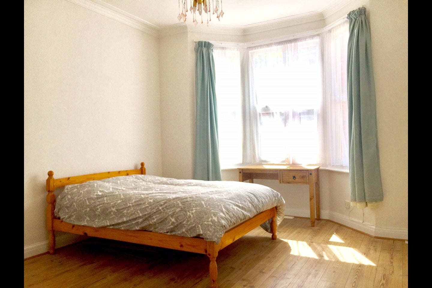 Flat Vaughan Road in Greater London