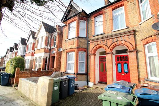 Flat Vaughan Road in Greater London